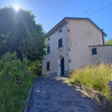 195.000 Euro. Tuscany. Detached house with garden close to Pistoia and Florence.