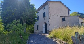 195.000 Euro. Tuscany. Detached house with garden close to Pistoia and Florence.